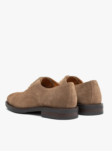 Halbschuhe aus braunem Veloursleder zum Schnüren