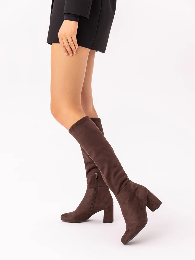 Dunkelbraune Stiefel mit breitem, elastischem Schaft