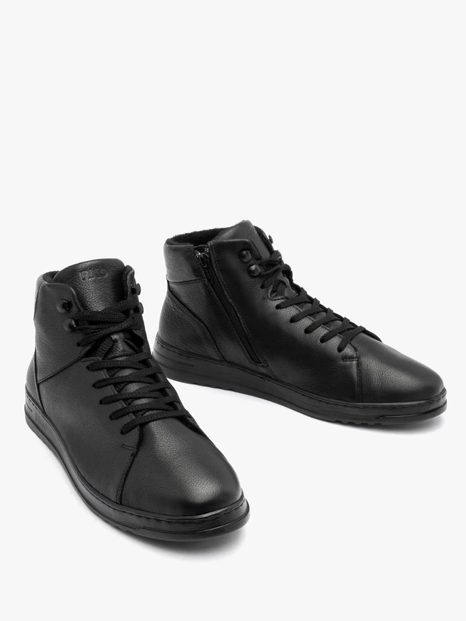 Schwarze isolierte Herrenstiefel mit leichtem Boden