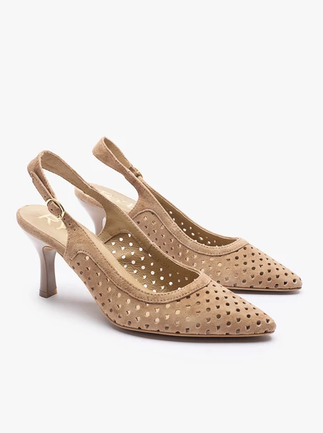 Hellbraune Pumps mit Perforationen