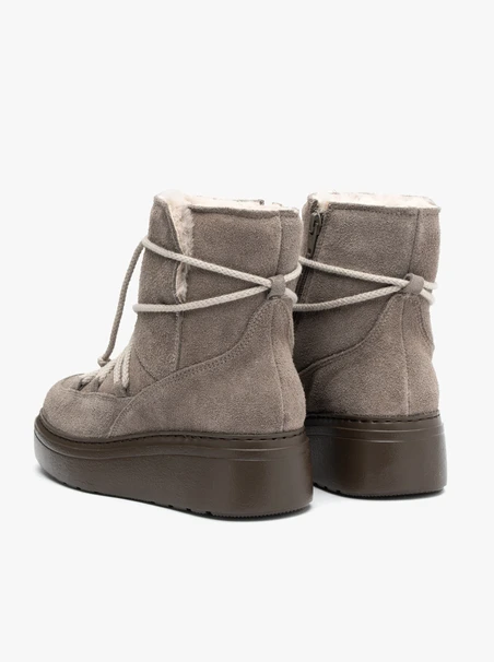 Graue Schneestiefel zum Schnüren