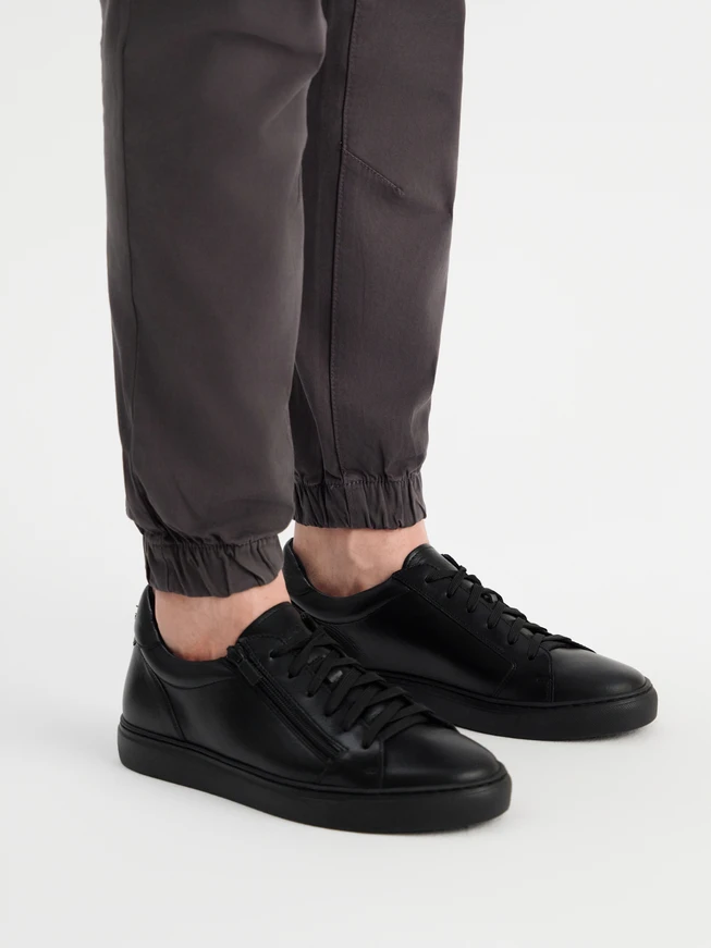 Schwarze Herren-Turnschuhe mit dekorativem Reißverschluss