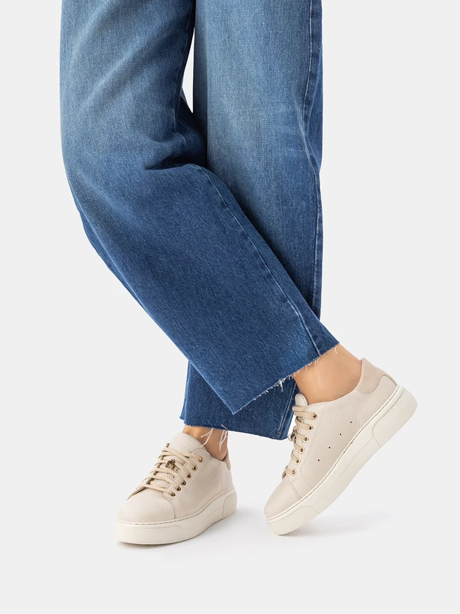 Cremefarbene Turnschuhe aus Leder und Velours