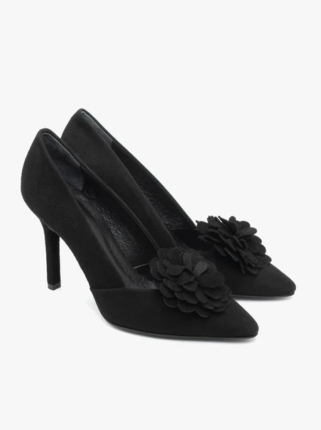 Schwarze Pumps mit Blumen-Absatz