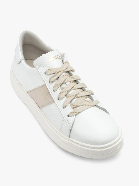 Weiße Lederhalbschuhe mit Platinriemen