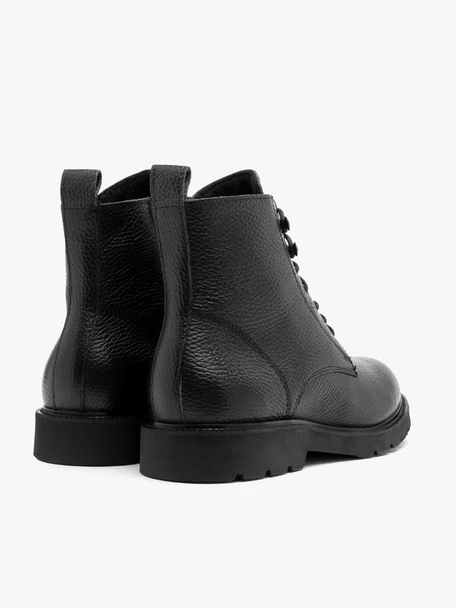 Schwarze Herrenstiefel auf leichter Basis