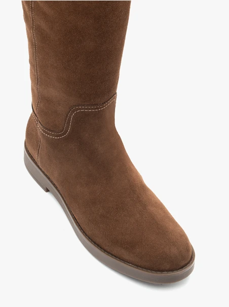 Braune Stiefel mit breitem Schaft