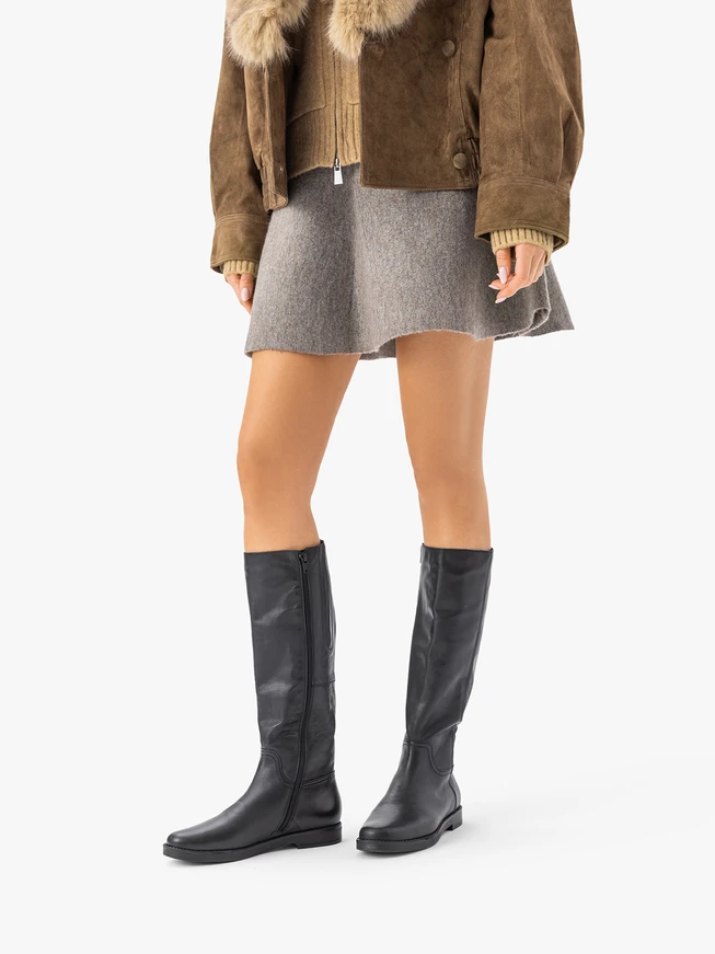 Schwarze Stiefel mit schmalem Schaft