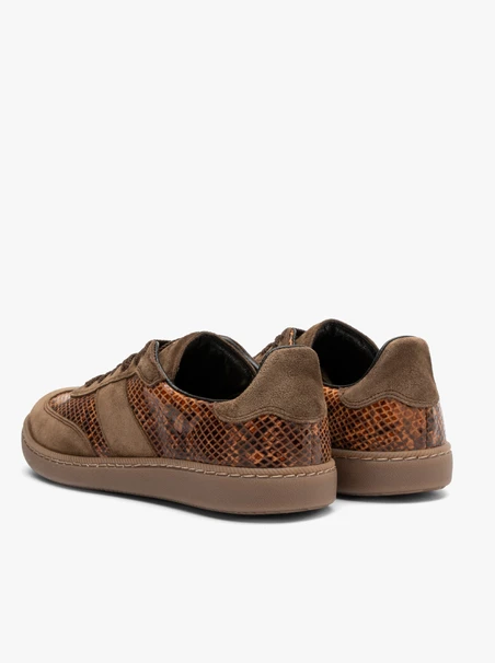 Braune Sporthalbschuhe