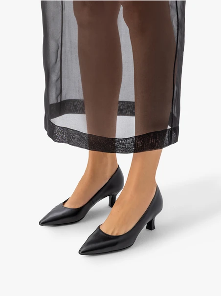 Schwarze Pumps mit Absatz aus genarbtem Leder