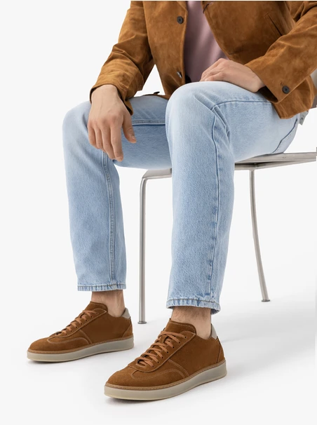 Braune und weiße Schnürhalbschuhe