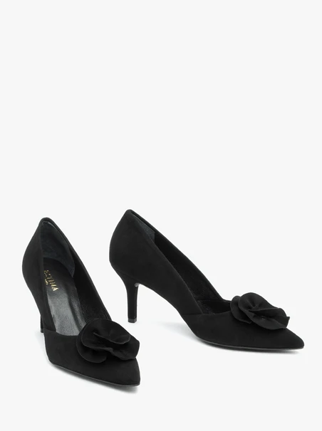 Schwarze Pumps aus Veloursleder mit Blumendetails