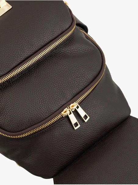 Brauner Lederrucksack mit goldener Schnalle