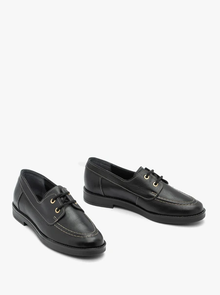 Halbschuhe aus schwarzem Narbenleder