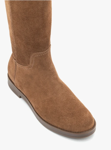 Braune Stiefel mit schmalem Schaft