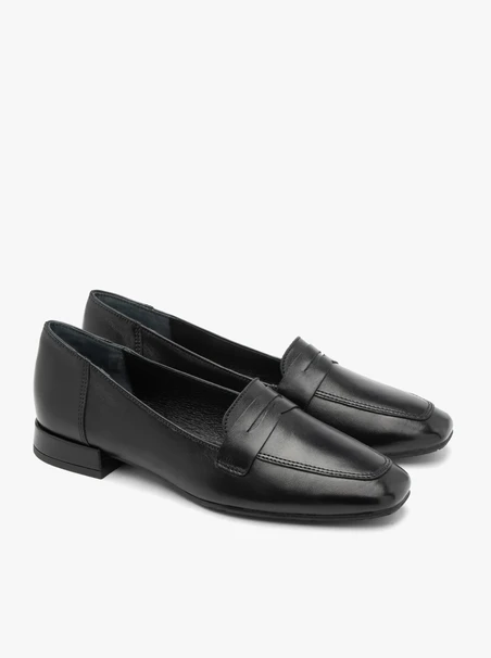 Schwarze Ledermokassins mit kleinem Absatz