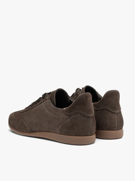 Sporthalbschuhe aus Veloursleder in Schokolade