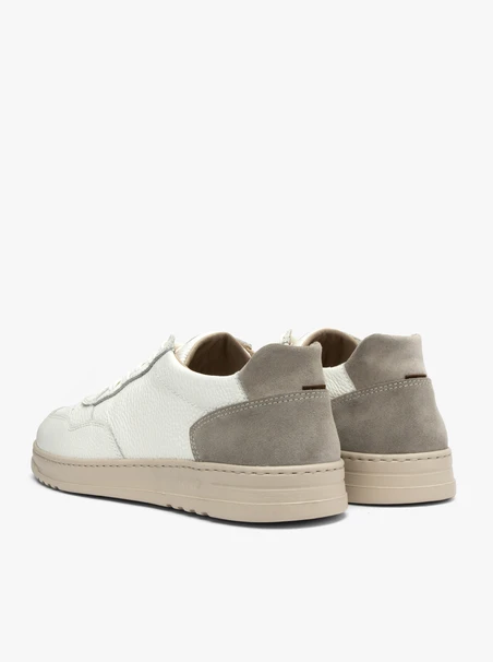 Cremefarbene Halbschuhe für Männer auf leichtem Grund