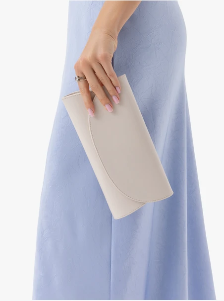 Clutch-Tasche aus cremefarbenem Leder mit Kettenverzierung