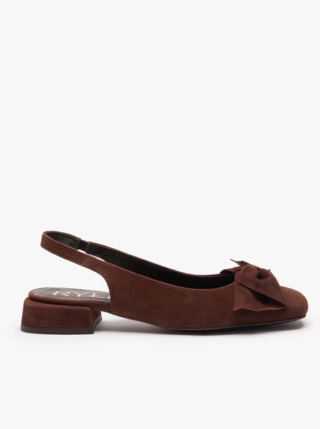 Braune absatzlose Pumps mit Schleife