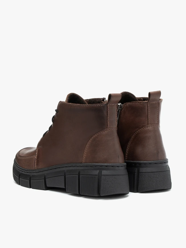 Braune Stiefel mit Fleece-Isolierung