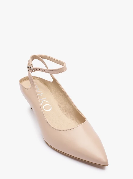 Beigefarbene Lederpumps mit Kitten-Heels