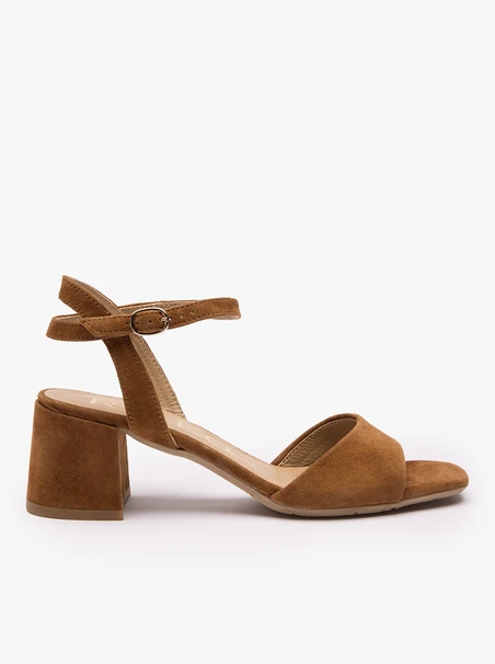 Hellbraune Sandalen mit festem Absatz