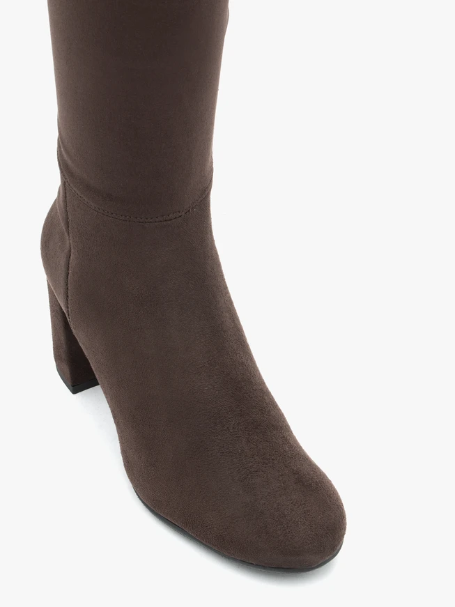 Dunkelbraune Stiefel mit breitem, elastischem Schaft