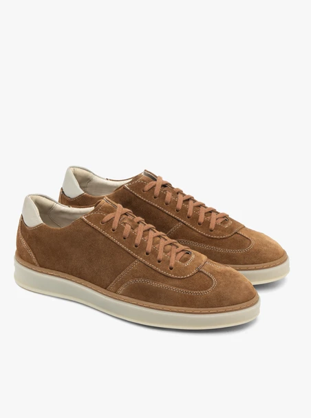 Braune und weiße Schnürhalbschuhe