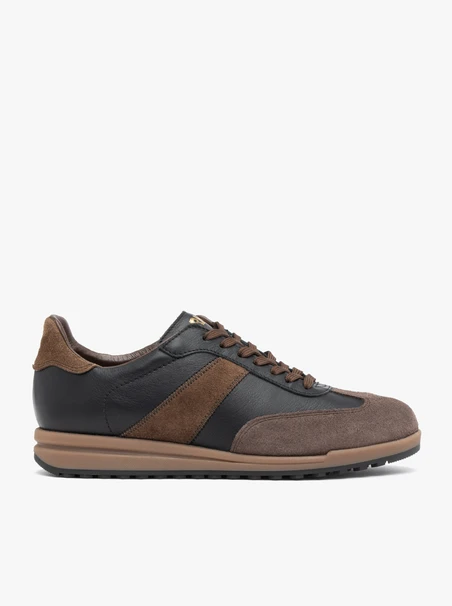 Schwarze und braune Sporthalbschuhe