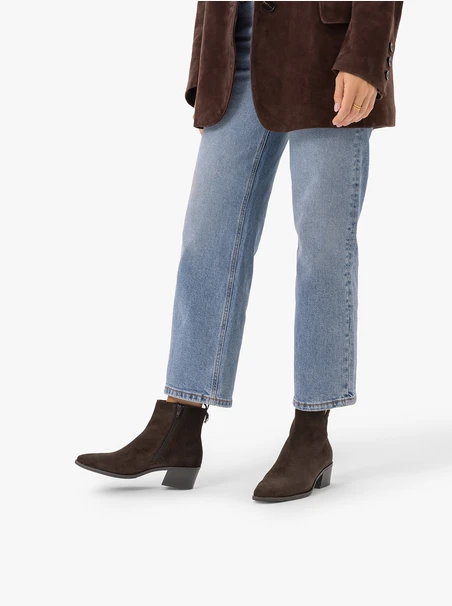 Braune Veloursstiefel