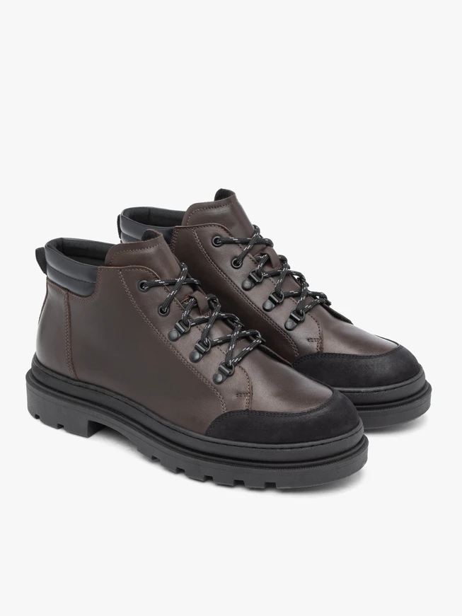 Dunkelbraune Stiefel im Trekking-Stil