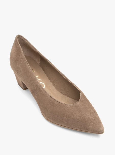 Beigefarbene Velourslederpumps mit Stilettoabsatz
