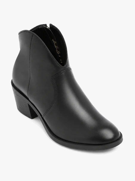 Schwarze Stiefeletten im Cowboy-Stil