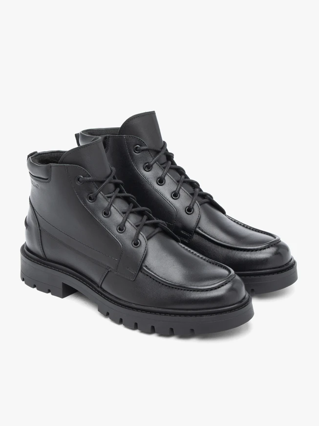Schwarz genarbte Lederstiefel