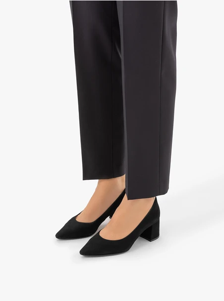 Schwarze Veloursleder-Keilpumps