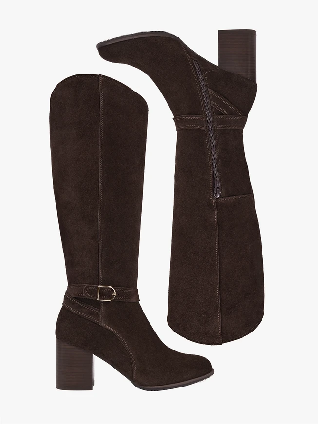 Dunkelbraune Stiefel mit Schnalle am Schaft