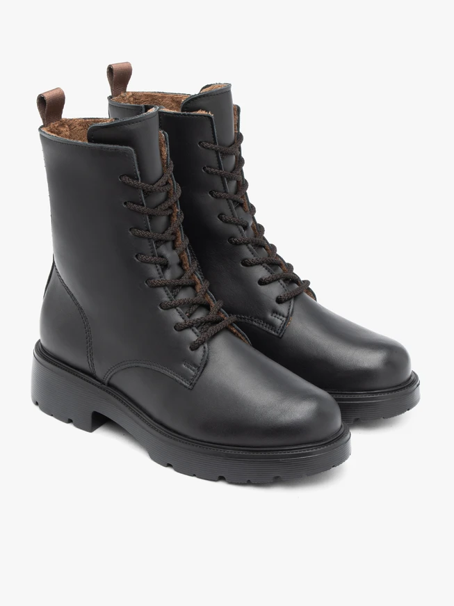 Schwarz genarbte Lederstiefel
