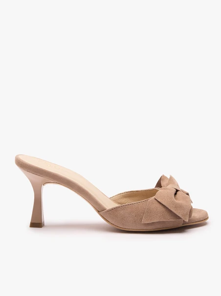 Beigefarbene Flip-Flops mit Absatz und Schleife