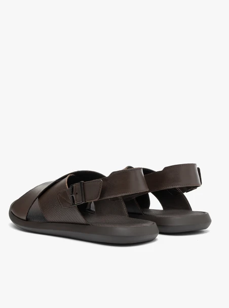 Dunkelbraune Sandalen aus genarbtem Leder