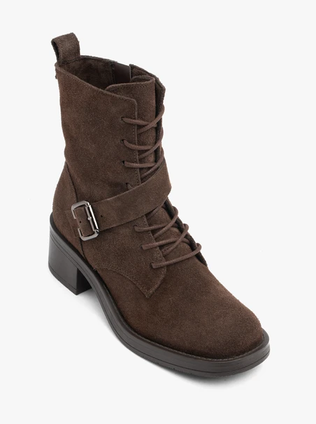 Dunkelbraune Stiefel mit Schnalle