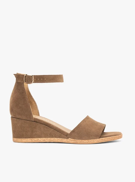 Hellbraune Plateausandalen