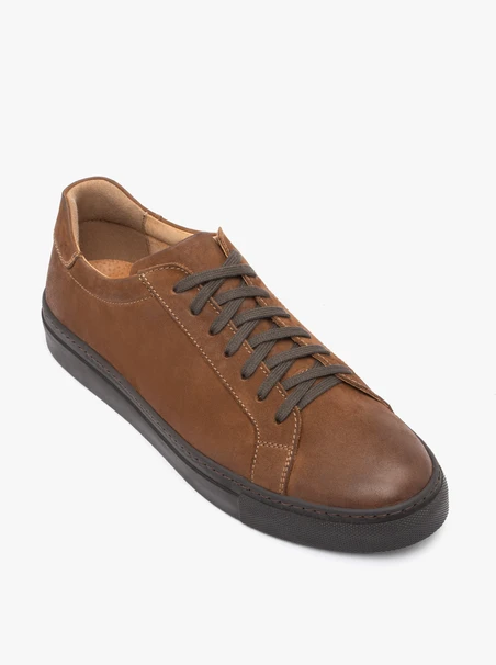 Braune Nubukleder Sporthalbschuhe