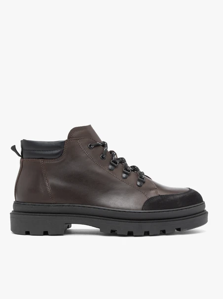 Dunkelbraune Stiefel im Trekking-Stil
