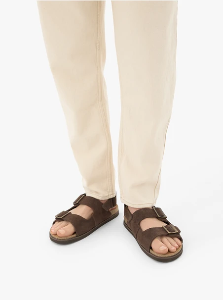 Sandalen aus braunem Veloursleder