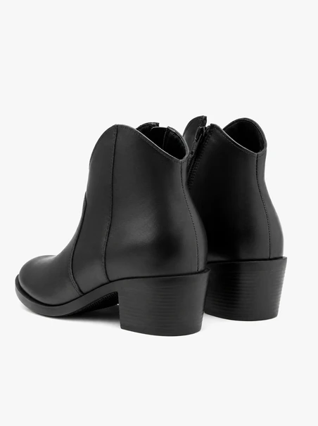 Schwarze Stiefeletten im Cowboy-Stil