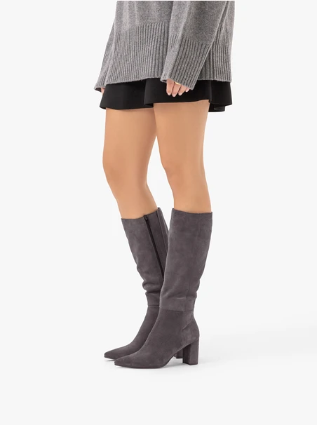 Dunkelgraue Stiefel mit hohem Schaft