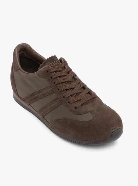 Braune Sporthalbschuhe