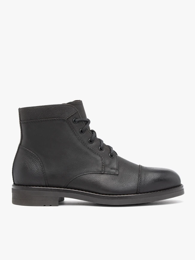 Dunkelbraune isolierte Stiefel