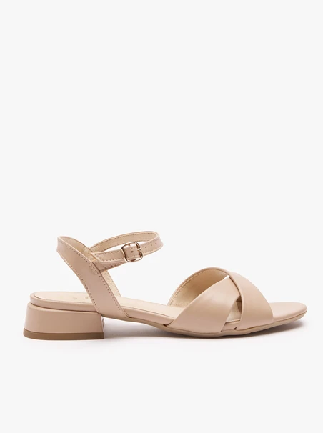 Beigefarbene Sandalen aus genarbtem Leder